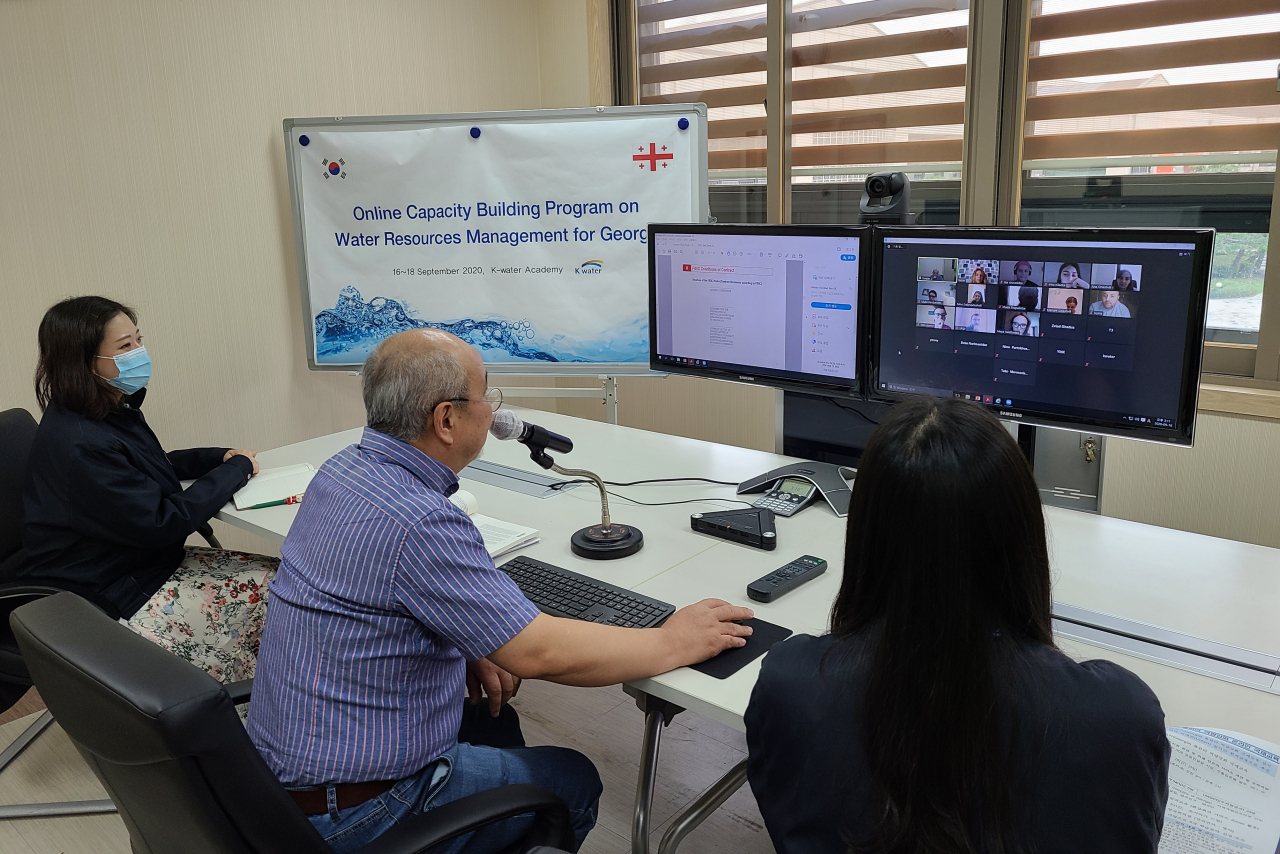 16일 대전시 유성구 한국수자원공사 인재개발원에서 직원과 강사진이 조지아수자원공사(UWSCG) 전문 인력을 대상으로 ‘상하수도 전문역량강화’ 국제교육을 온라인으로 진행하고 있다. [한국수자원공사 제공]