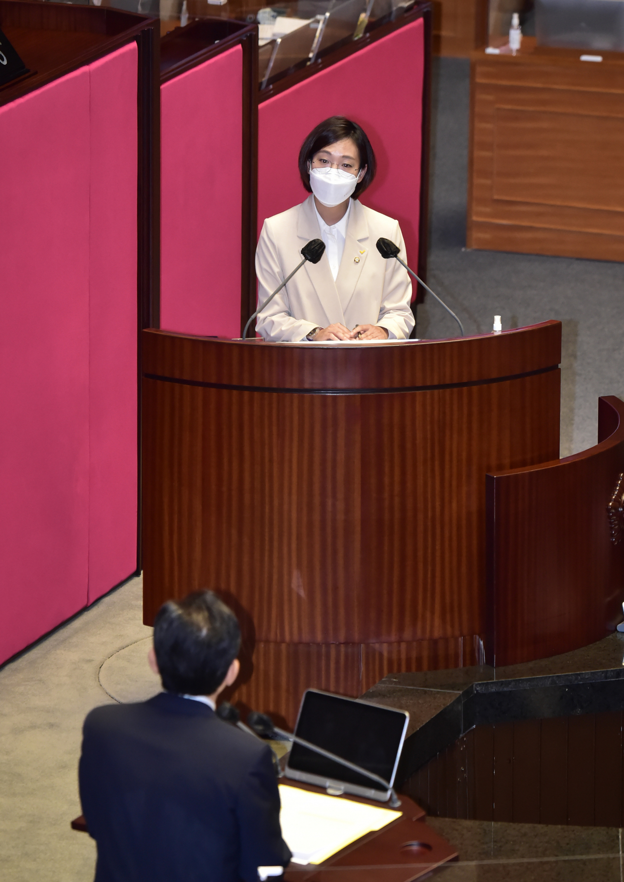 장혜영 정의당 의원이 16일 오후 서울 여의도 국회 본회의에서 진행된 경제분야 대정부질문에서 정세균 국무총리에게 질의하고 있다. [연합]