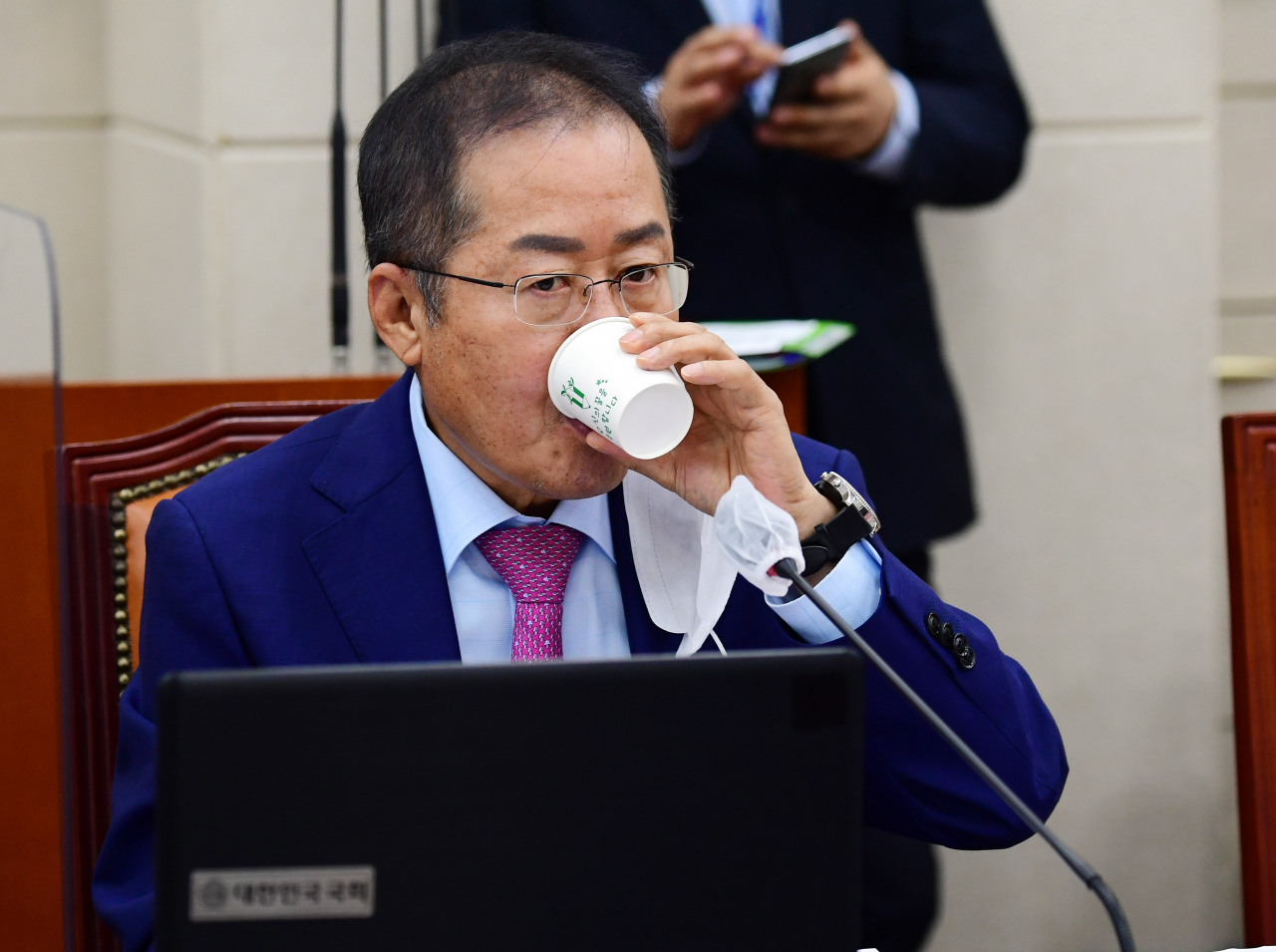 홍준표 전 자유한국당(국민의힘 전신) 대표가 16일 국회에서 열린 서욱 국방부 장관 후보자 인사청문회에서 물을 마시고 있다. [연합]