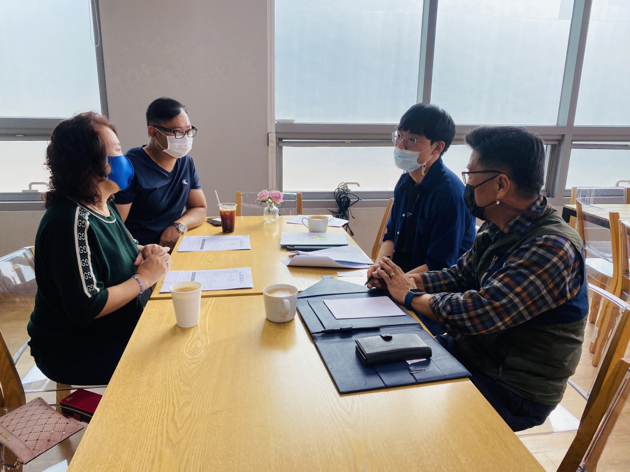 수원시도시지속가능재단 기획공모사업에 선정된 마을 공동체 관계자들이 코로나19 방역 세부 컨설팅을 받고 있다. [수원시 제공]