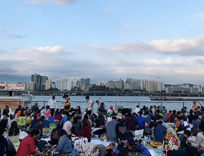 서울 여의도 한강공원에 몰린 인파 [상가정보연구소]