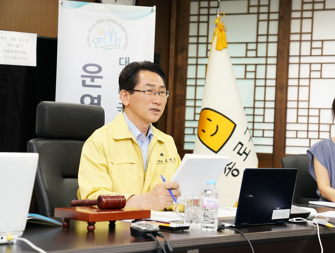 지난달 10일 화상회의 방식으로 진행된 제32차 대한민국건강도시협의회 운영위원회에 참석한 김영종 종로구청장. [종로구 제공]