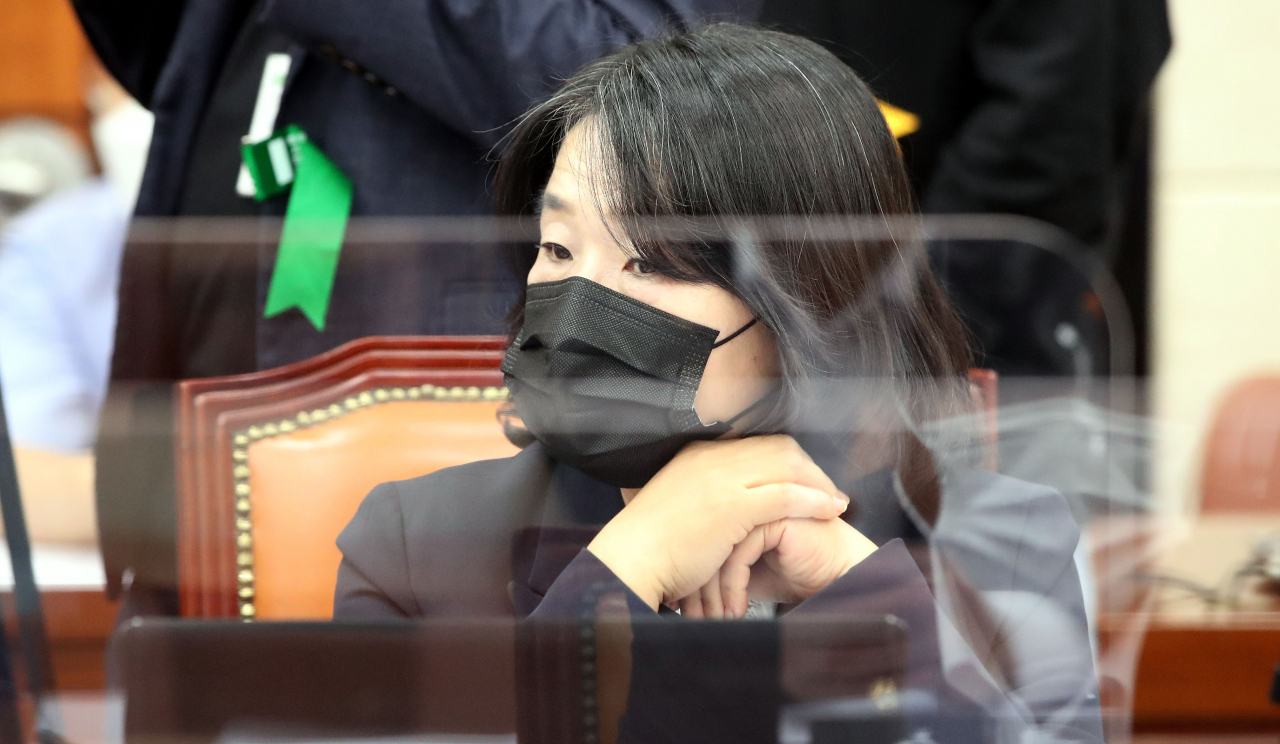 윤미향 더불어민주당 의원이 지난 16일 오후 국회에서 열린 환경노동위원회 전체회의에 참석, 회의 진행을 바라보고 있다. [연합]