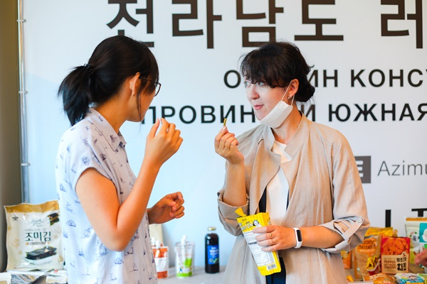 러시아 바이어들이 상담장에 비치된 전남 식품회사의 제품을 맛보고 있다. [무역협회 제공]