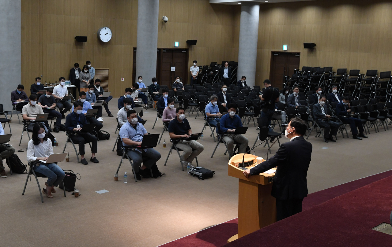 구본환 인천국제공항공사 사장이 지난 16일 오후 인천 중구 인천국제공항공사에서 기자회견을 열고 국토교통부의 해임 건의에 대한 자신의 입장을 밝히고 있다. [연합]