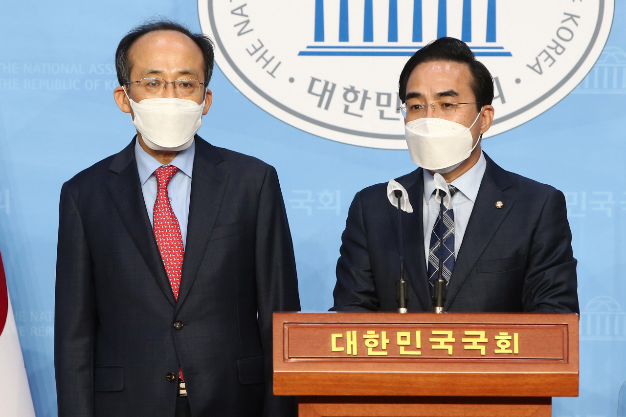 국회 예산결산특별위원회 국민의힘 추경호 간사(왼쪽)와 더불어민주당 박홍근 간사가 15일 국회 소통관에서 제4차 추경 심사 일정을 여야가 합의했다고 발표하고 있다. 연합뉴스