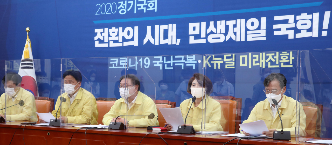 한정애 더불어민주당 정책위의장(오른쪽 두번째)이 17일 국회에서 열린 정책조정회의에서 발언하고 있다. [연합]
