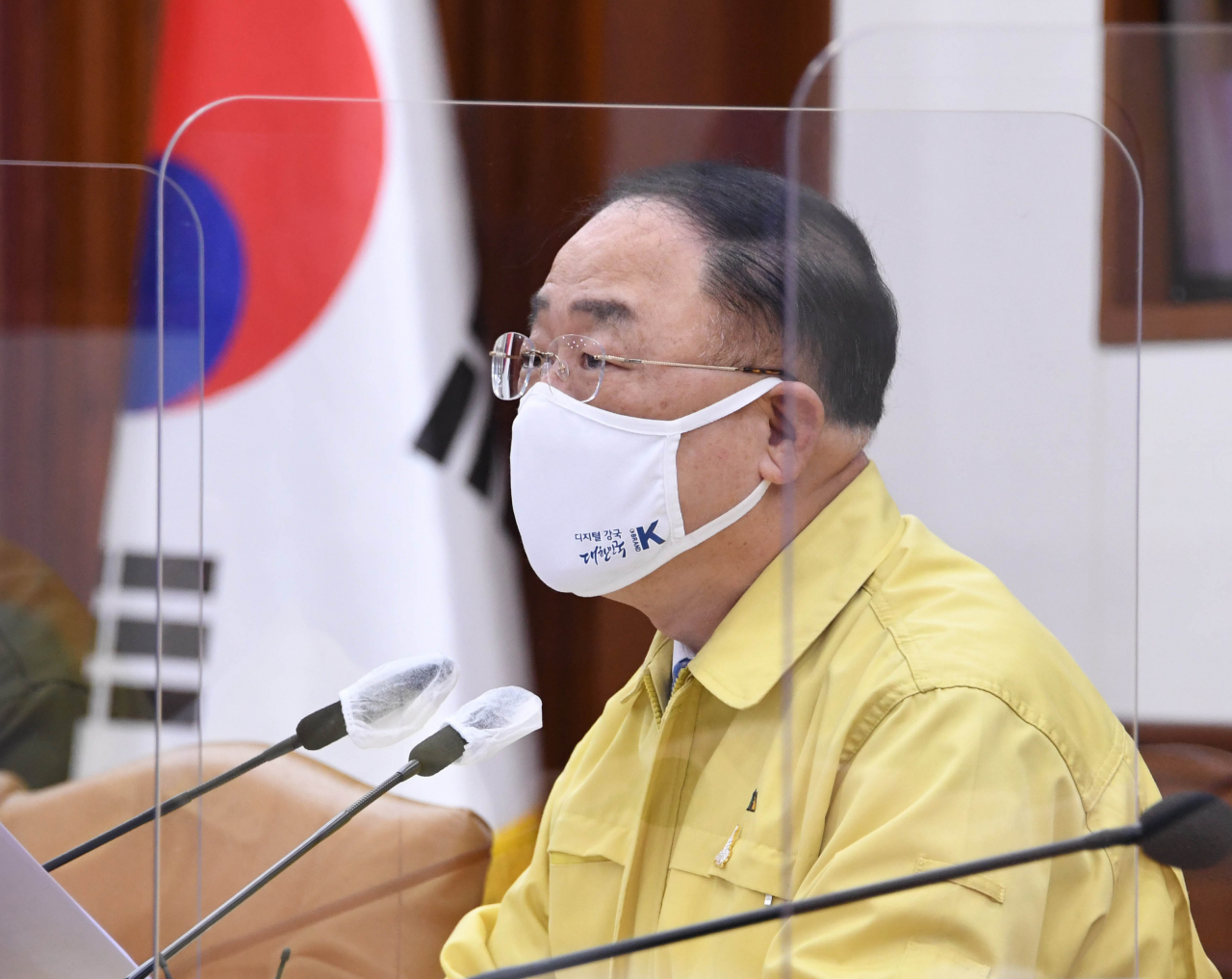 홍남기 부총리 겸 기획재정부 장관이 17일 서울 광화문 정부서울청사에서 열린 '제3차 한국판 뉴딜 관계장관회의 겸 제16차 비상경제 중앙대책본부회의'서 모두발언을 하고 있다. [기획재정부 제공]