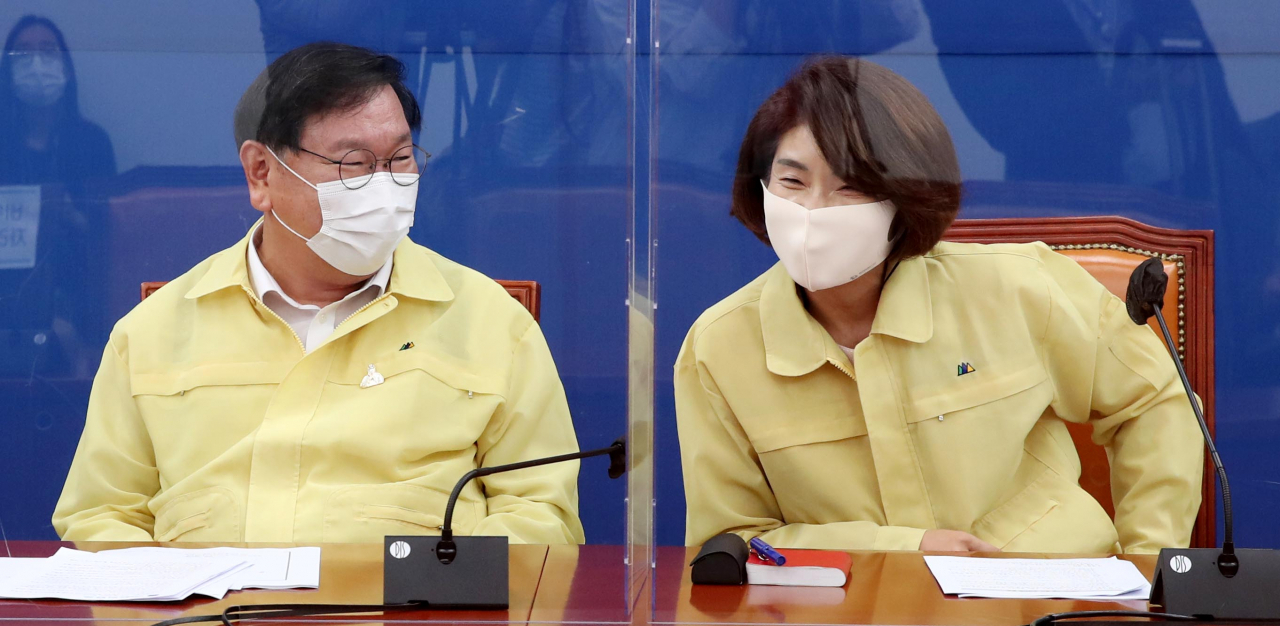 김태년 더불어민주당 원내대표(왼쪽)와 한정애 정책위의장이 17일 국회에서 열린 정책조정회의에서 논의하고 있다. [연합]
