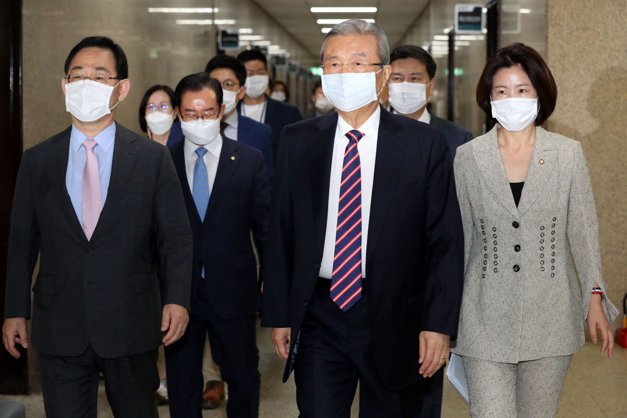 김종인 국민의힘 비상대책위원장과 주호영 원내대표 등이 17일 오전 서울 여의도 국회에서 열린 비상대책위원회의에 참석하고 있다. [연합]