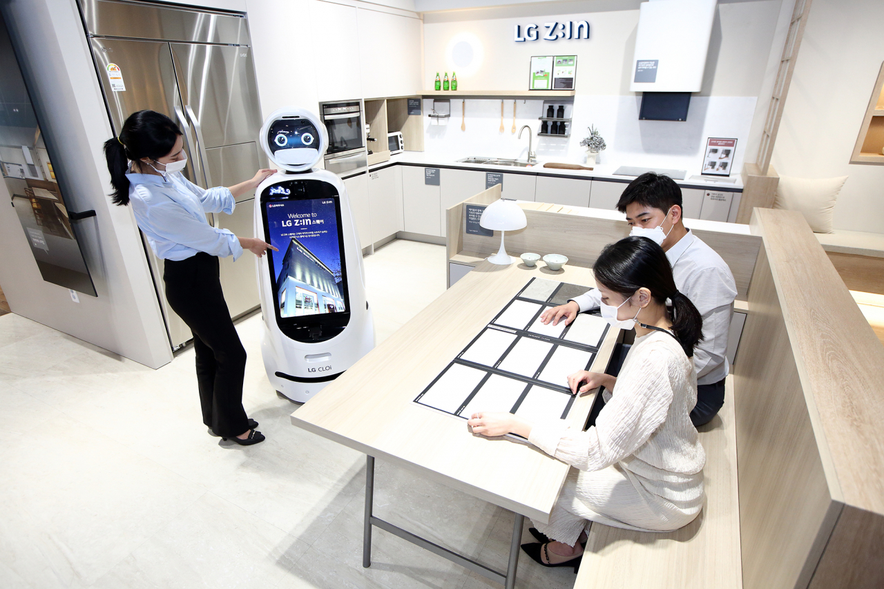 LG하우시스가 서울 논현동 가구거리에 위치한 플래그십 전시장 'LG Z:IN 스퀘어'에 LG전자의 자율주행 안내로봇 'LG 클로이 안내로봇'을 도입, 방문 고객이 직원 도움 없이도 전시장을 둘러볼 수 있는 비대면 서비스를 확대하고 있다. [LG하우시스 제공]
