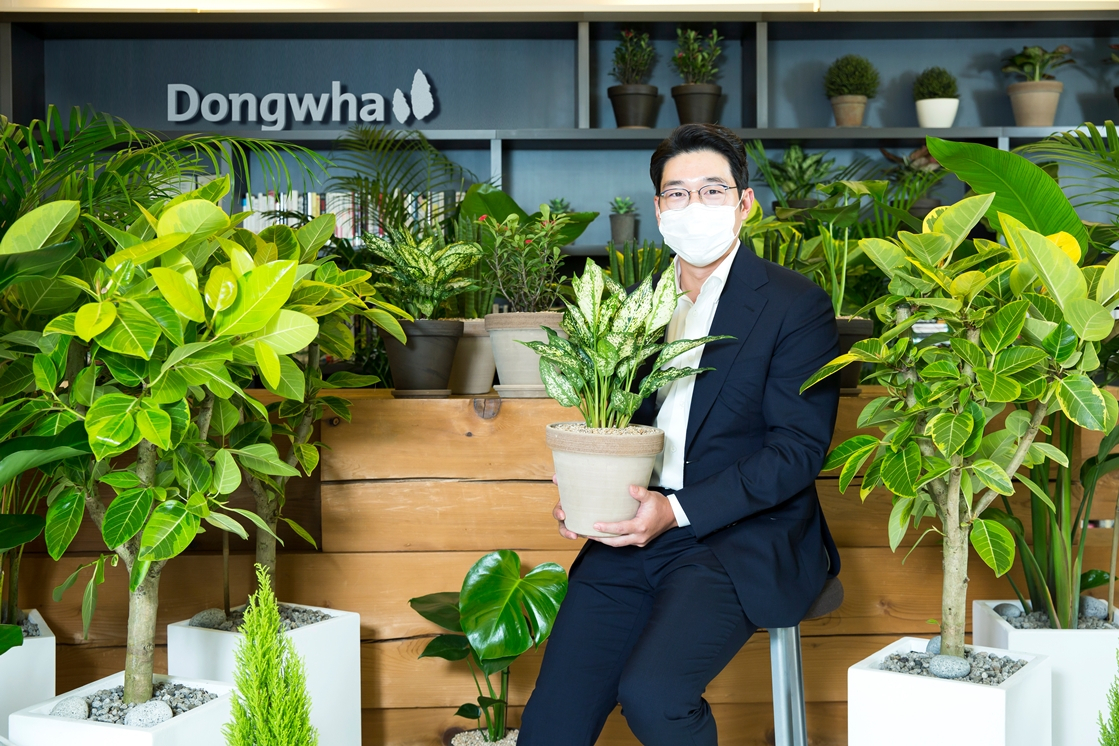 승지수 동화기업 전무가 화훼 농가를 돕기 위한 플라워 버킷 챌린지에 동참했다. [동화기업 제공]