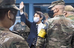 이인영 통일부장관은 17일 경기도가 주최한 ‘2020 DMZ 포럼’ 개회식 영상축사에서 남북관계의복원이 DMZ의 새로운 미래라고 밝혔다. 이 장관이 전날 판문점을 방문해 자신을 지켜보는 북측 인사들에게 손을 흔들어 보이고 있다. [연합]