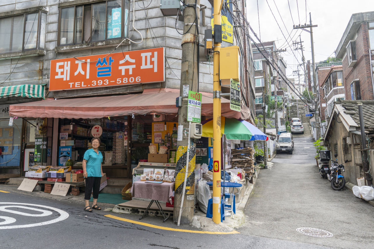 영화 기생충 촬영지, 아현동 고갯길