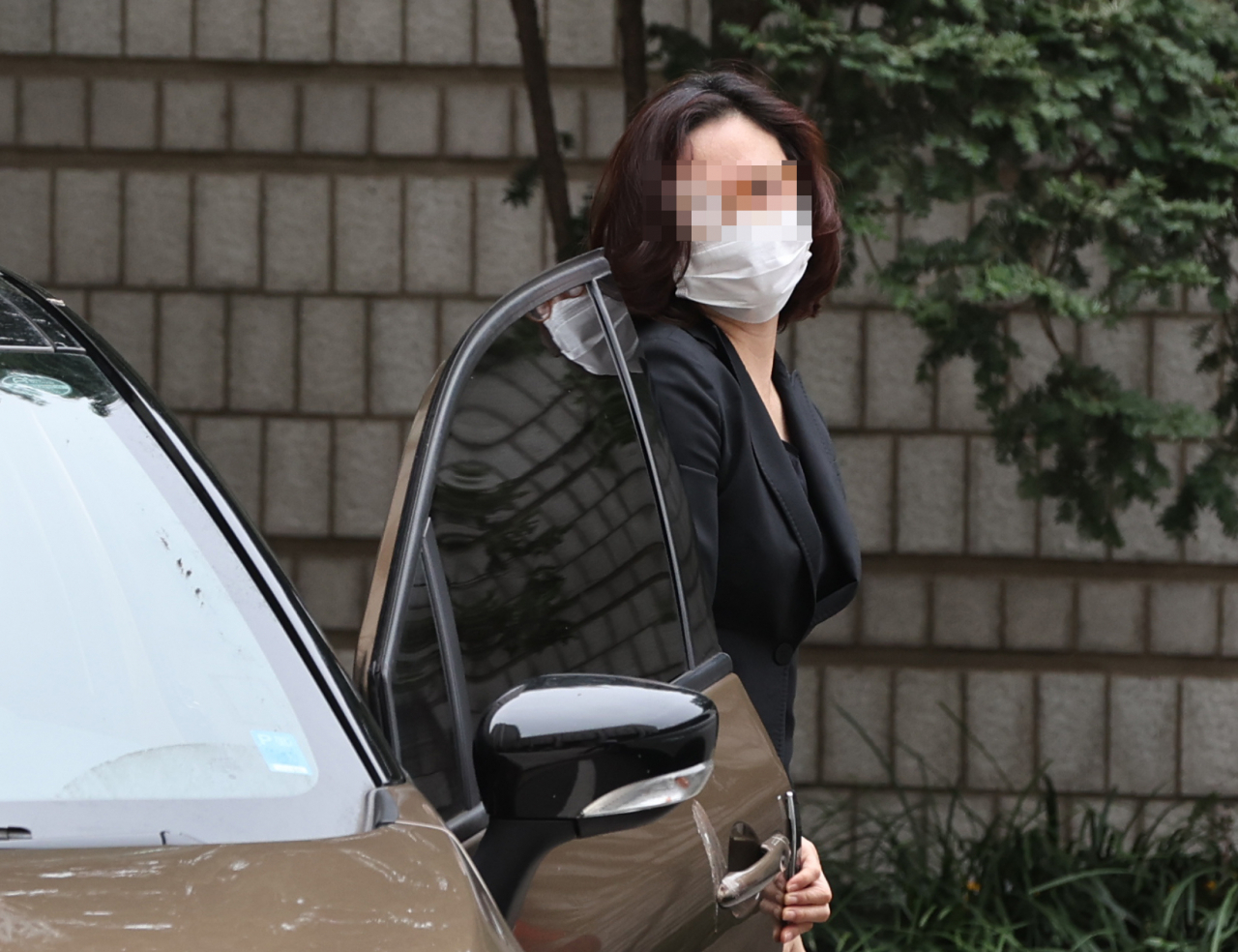 '자녀 입시비리·사모펀드' 관련 혐의를 받는 정경심 동양대 교수가 17일 오전 서울 서초구 서울중앙지방법원에서 열린 속행공판에 출석하기 위해 법정으로 향하고 있다. [연합]
