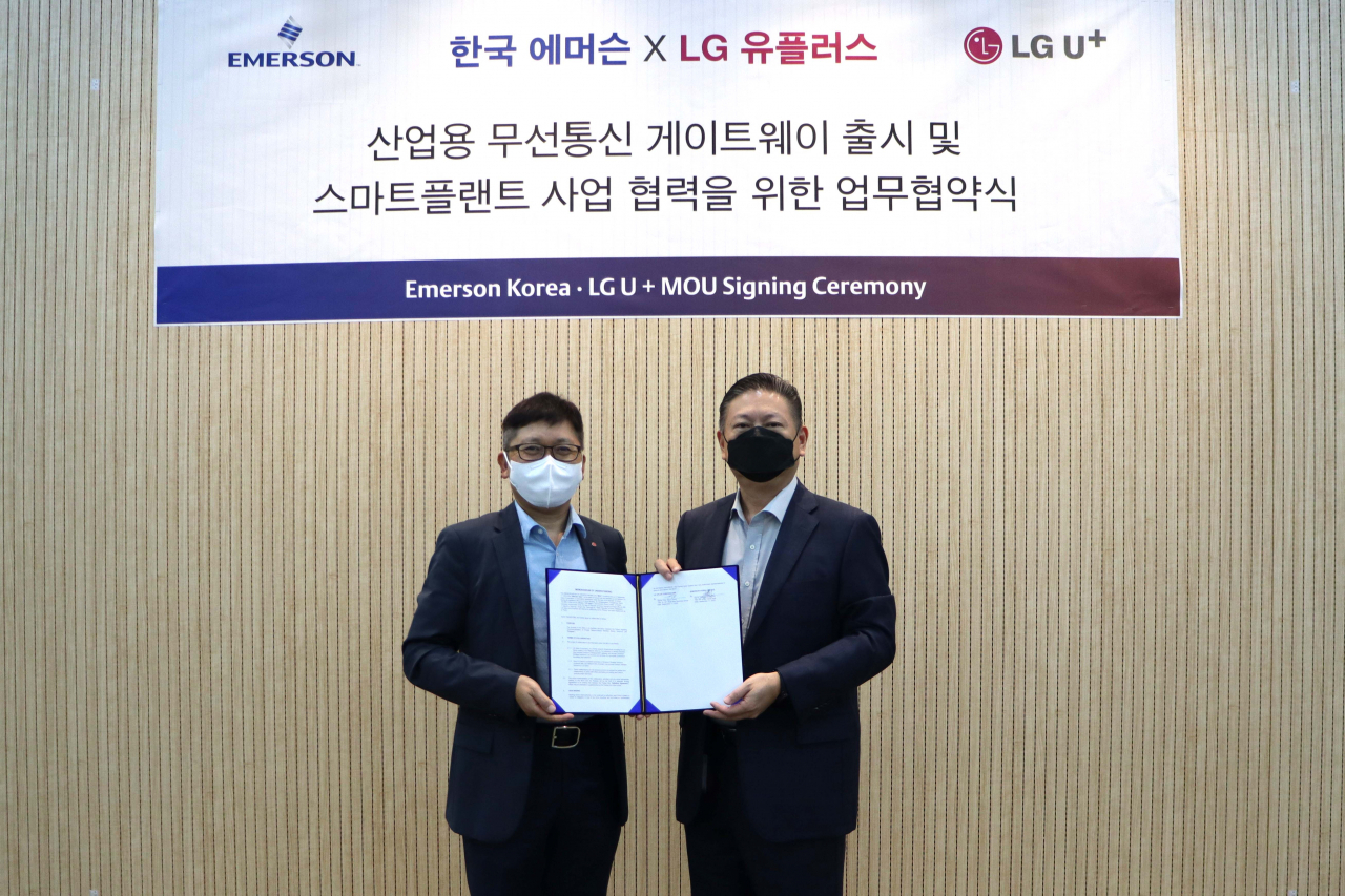 조원석 LG유플러스 기업신사업그룹장(왼쪽)과 충첸화이 한국에머슨 대표가 ‘산업용 무선통신 게이트웨이 출시 및 스마트플랜트 사업 협력’에 관한 업무협약 체결식에서 기념 촬영하고 있는 모습.[LG유플러스 제공]