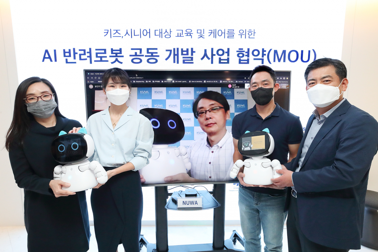 17일 서울 송파구 스테이지파이브 본사에서 진행된 AI 반려로봇 공동 사업을 위한 업무협약식에서 왼쪽부터 이혜영 아쇼카 한국 대표, 김채희 KT AI·빅데이터사업본부장 상무, 레오 궈(Leo Guo) 누와 로보틱스 대표, 서상원·이제욱 스테이지파이브 공동대표가 기념 사진을 찍고 있다. [KT 제공]