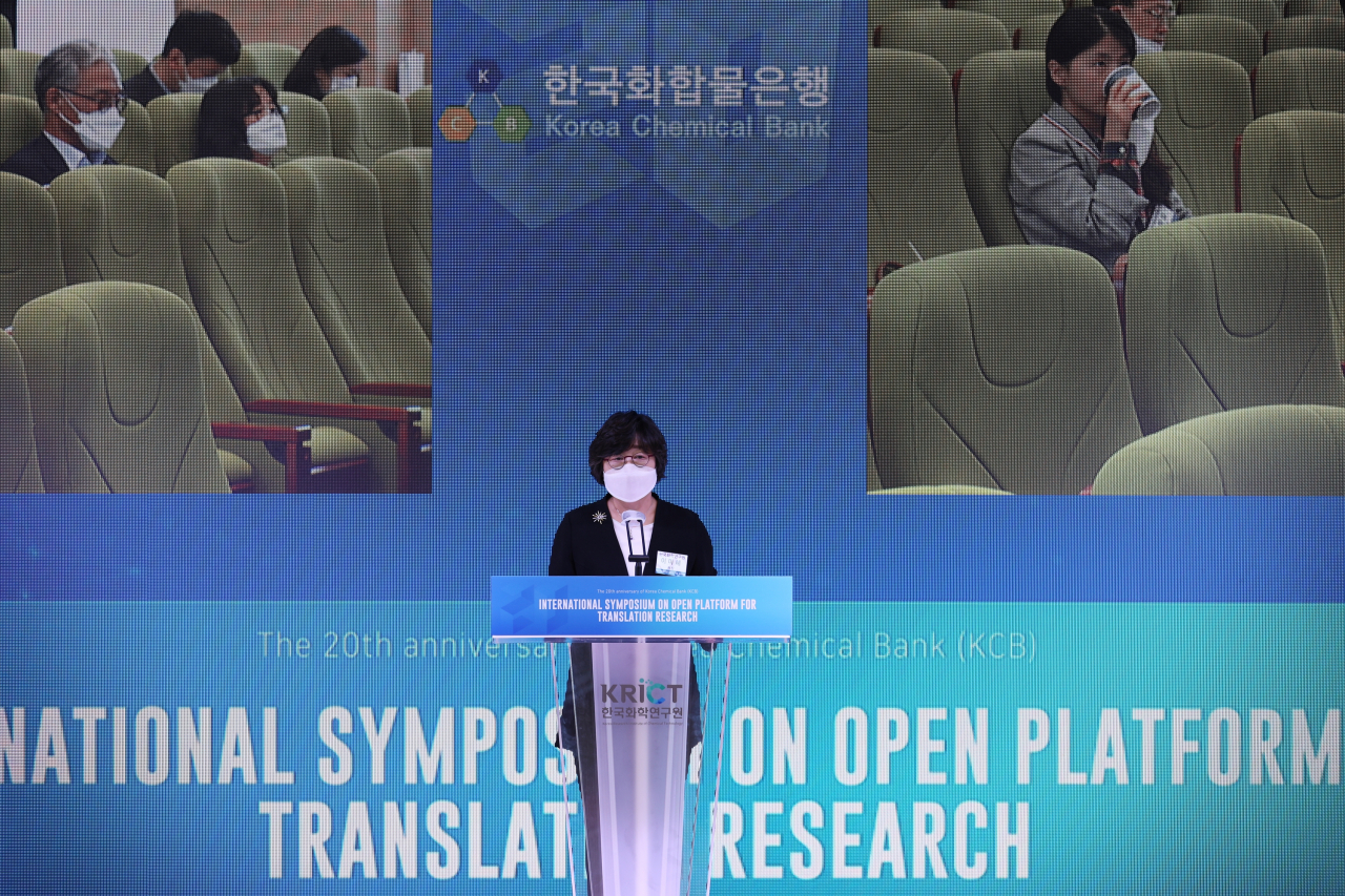이미혜 한국화학연구원 원장이 17일 열린 한국화합물은행 20주년 기념 국제심포지엄에서 환영사를 하고 있다.[한국화학연구원 제공]