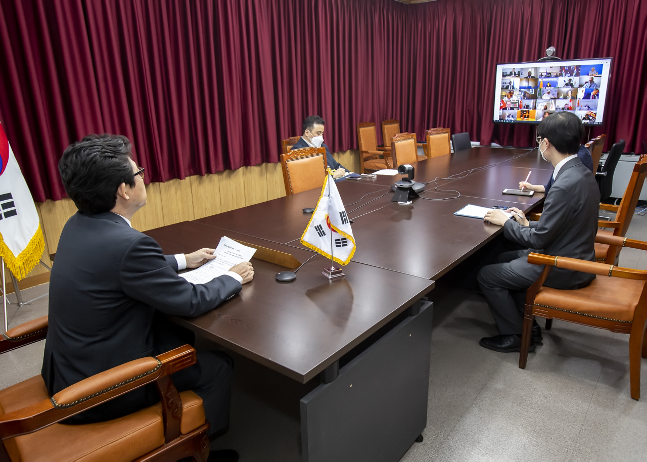 조명래 환경부장관이 지난 16일 오후 화상회의로 진행된 ‘G20 환경장관회의’에 참석해 우리나라의 육상·해양 생태계 보전 노력을 소개했다. 조 장관은 이 자리에서 그린뉴딜을 통해 코로나19 및 기후위기 극복을 위한 녹색회복 국제협력에 적극 기여할 것임을 강조했다. [환경부 제공]