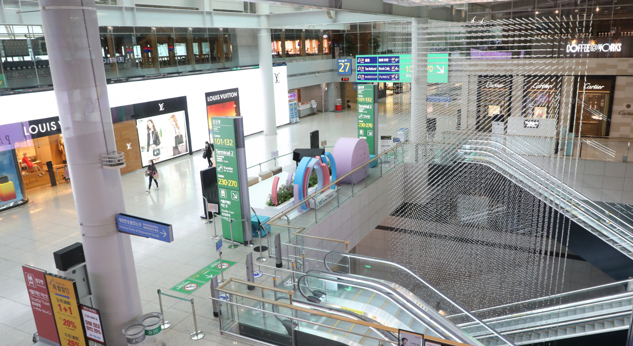 17일 인천공항 면세점이 코로나19로 한산한 모습이다. [연합]