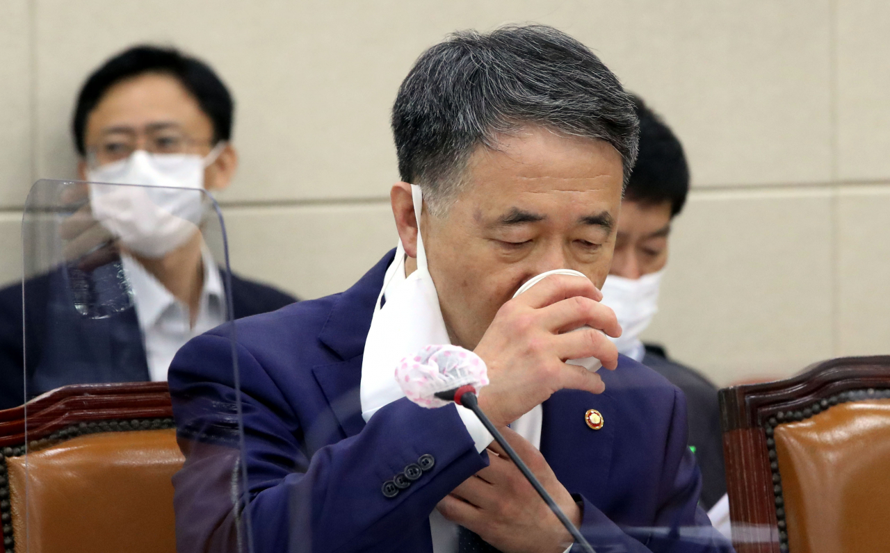 박능후 보건복지부장관이 17일 오전 국회에서 열린 보건복지위 전체회의에서 물을 마시고 있다. [연합]