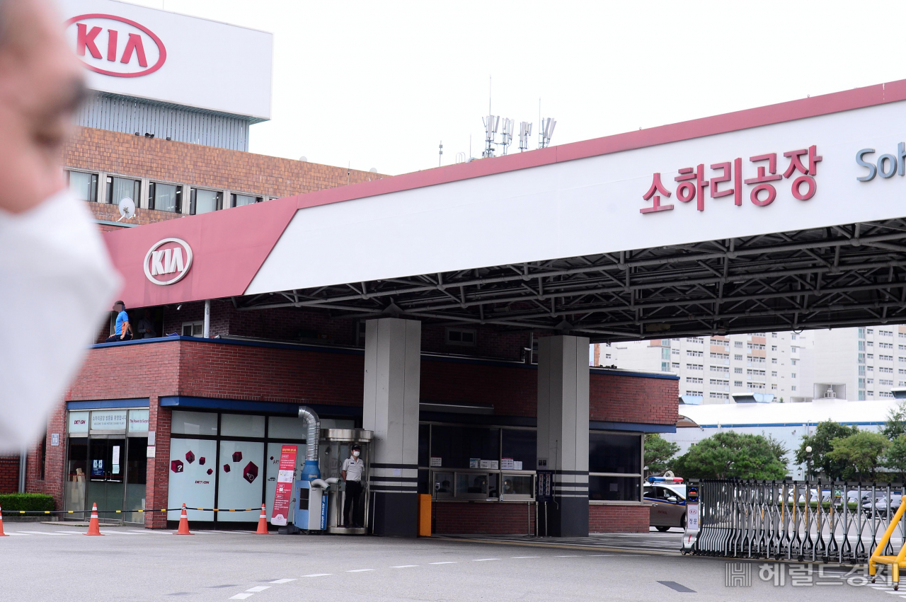 [헤럴드경제=이상섭 기자] 기아자동차 광명 소하리공장 관련 코로나19 집단 확진이 발생한 가운데 17일 오전 경기 광명시 소하리 기아자동차 공장 정문이 한산하다. babtong@heraldcorp.com