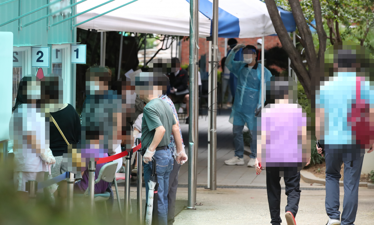 17일 서울의 한 보건소 선별진료소가 코로나19 검사를 받으려는 시민들로 붐비고 있다. [연합]