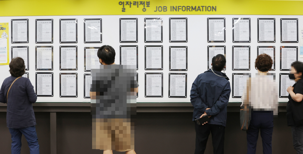 신종 코로나바이러스 감염증(코로나19) 확산에 따른 고용시장 충격이 이어지면서 8월 취업자 수가 27만명 넘게 감소했다. 통계청이 9일 발표한 '8월 고용동향'에 따르면 지난달 취업자 수는 2천708만5천명으로, 1년 전보다 27만4천명 감소했다. 사진은 이날 오전 서울 한 고용복지플러스센터에서 시민들이 구인 게시판을 보고 있다. [연합]