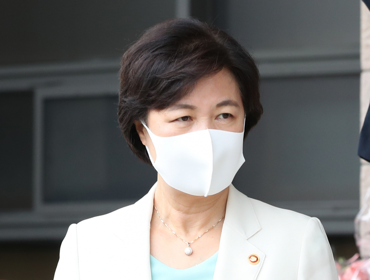 추미애 법무부 장관이 16일 경기도 정부과천청사 법무부를 나서고 있는 모습. [연합]