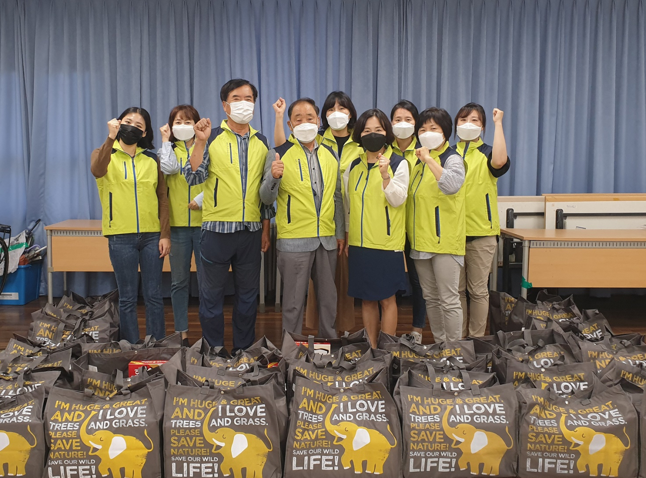 지역사회복장협의체 회원과 돌봄키트 물품. [용인시 제공]