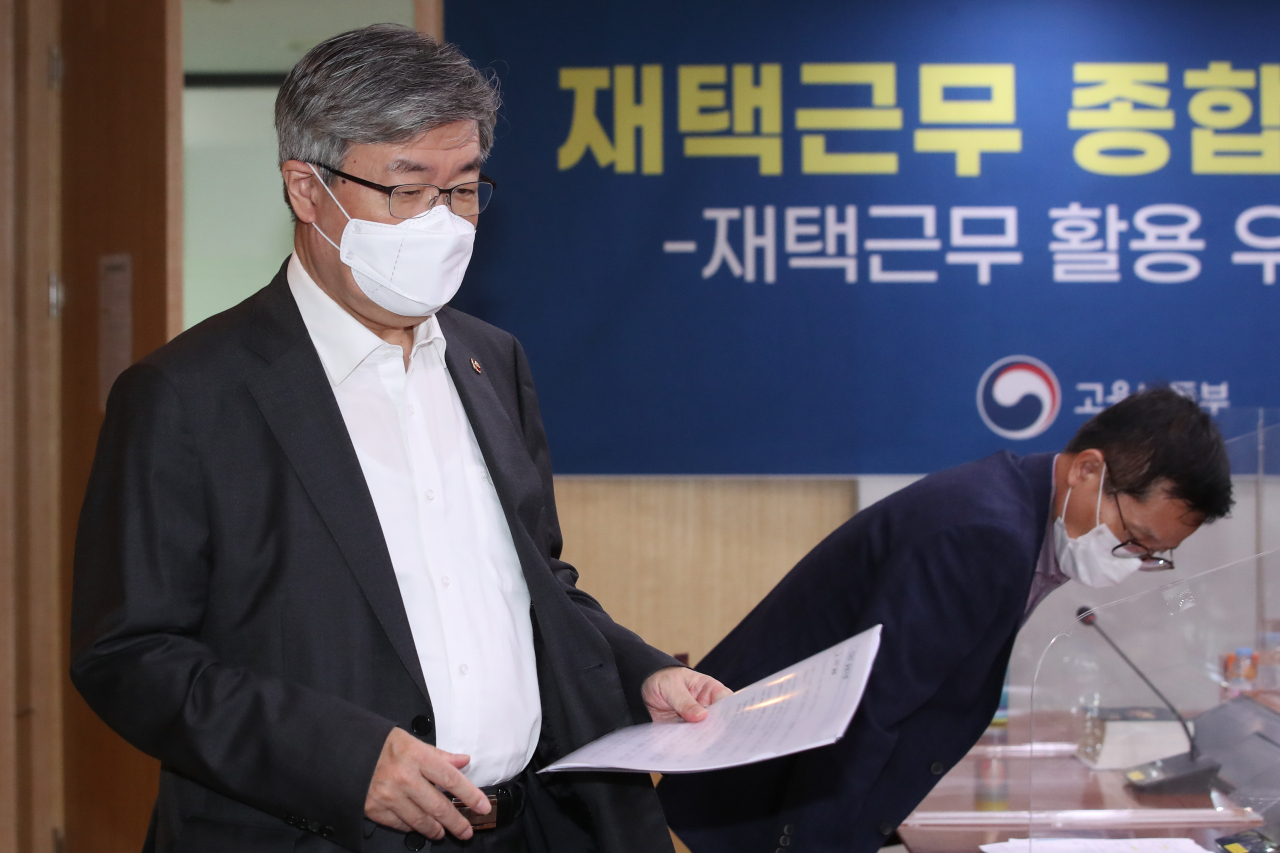 Labor Minister Lee Jae-kap attends a briefing Wednesday. (Yonhap)