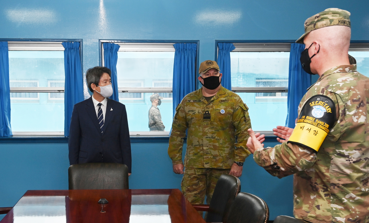 통일부는 17일 이인영 장관이 전날 판문점을 방문해 북한의 개성 남북공동연락사무소 폭파와 관련 남북이 평화와 통일을 향해 협력할 수 있는 길을 찾는 결단을 내려야 할 시간이 임박했다고 언급한 데 대해 “북한의 연락사무소 폭파에 응분의 책임을 묻는 입장에는 변함이 없다”고 밝혔다. [연합]