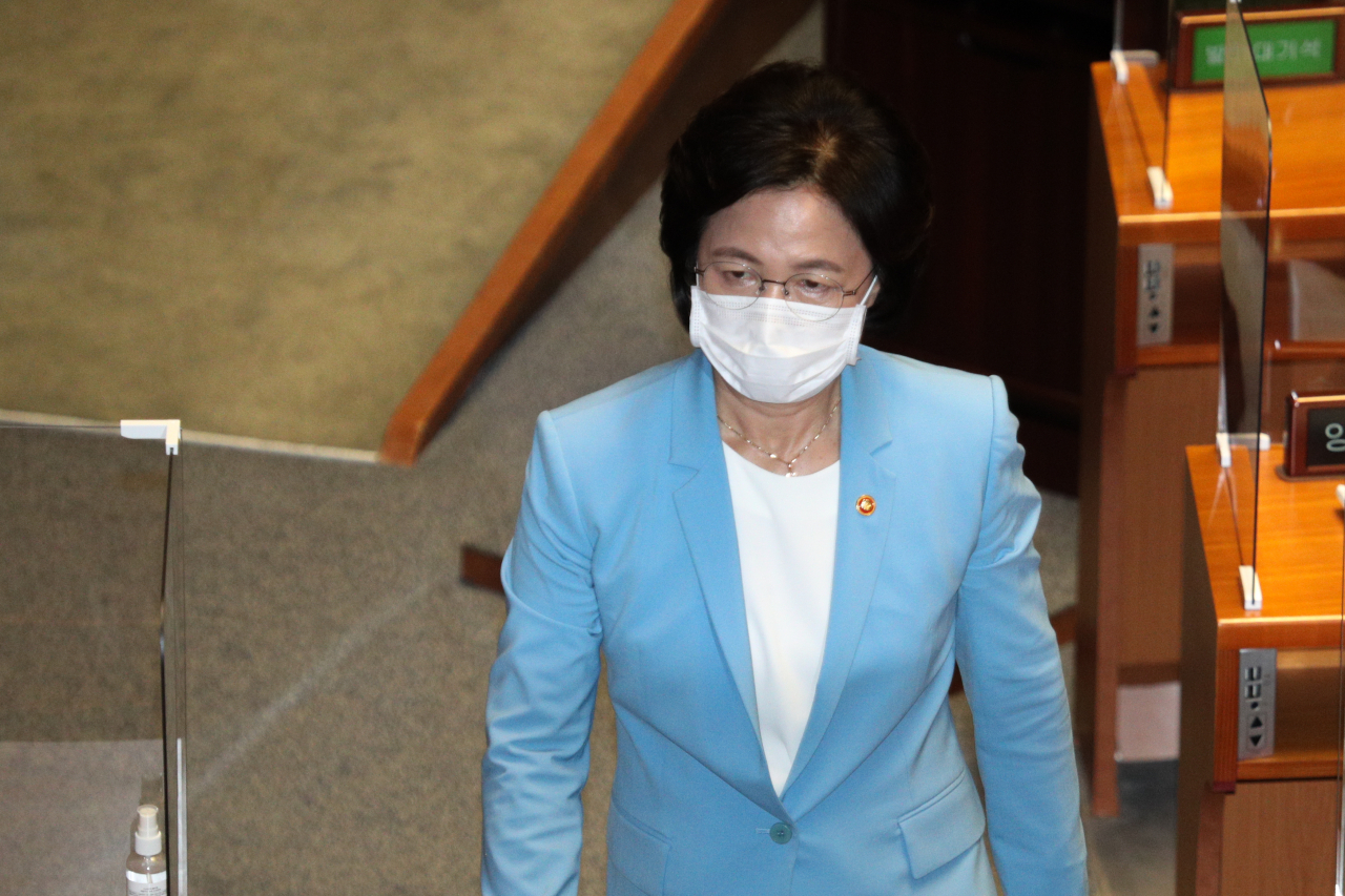 추미애 법무부 장관이 17일 오후 서울 여의도 국회에서 진행된 본회의 교육·사회·문화 분야 대정부질문에서 질의응답을 마치고 자리로 돌아오고 있다. [연합]