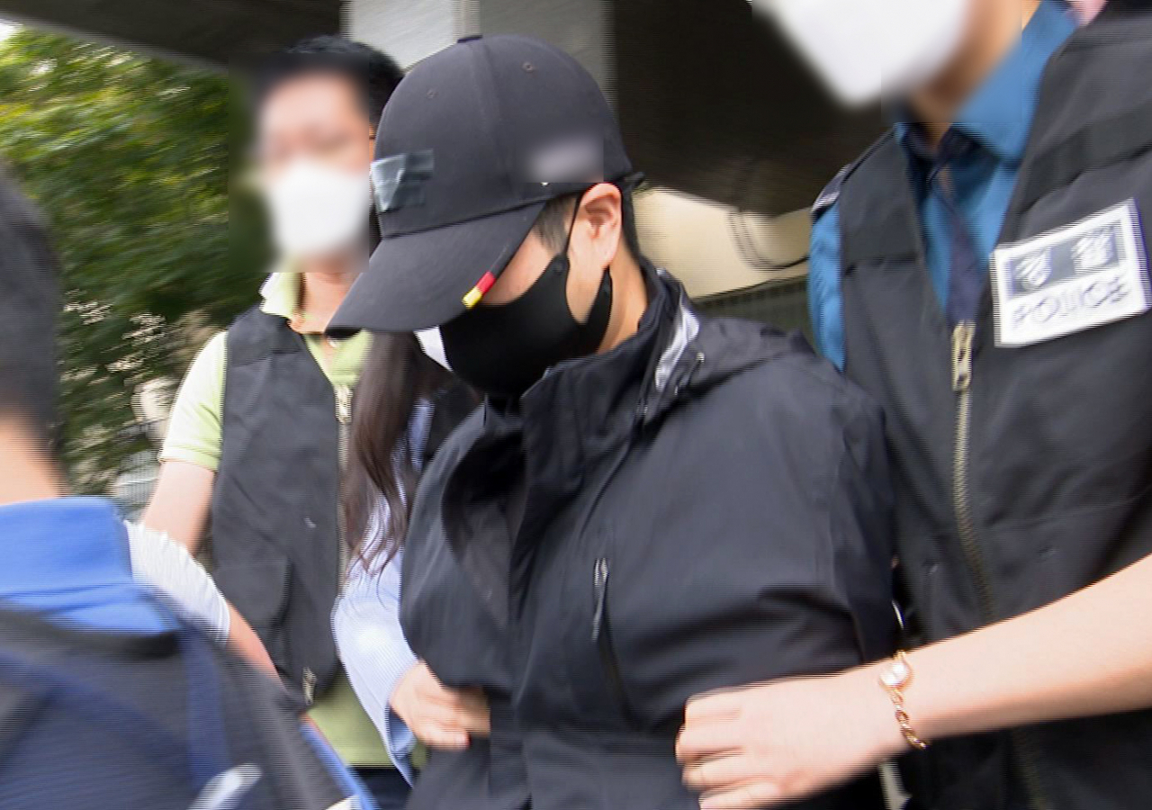 평택의 한 편의점을 차량으로 들이받고 난동을 부려 체포된 A(38) 씨가 17일 오전 경기 평택경찰서에서 구속 전 피의자 심문 출석을 위해 호송차량으로 이동하고 있다. [연합]