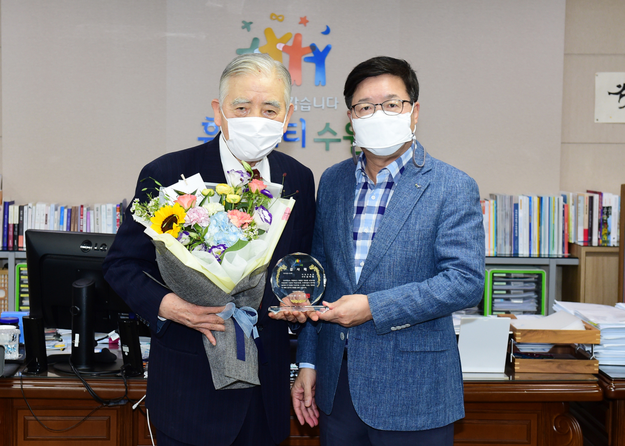감사패 전달 후 염태영 시장(오른쪽)과 김이환 관장이 기념촬영을 하고 있다. [수원시 제공]