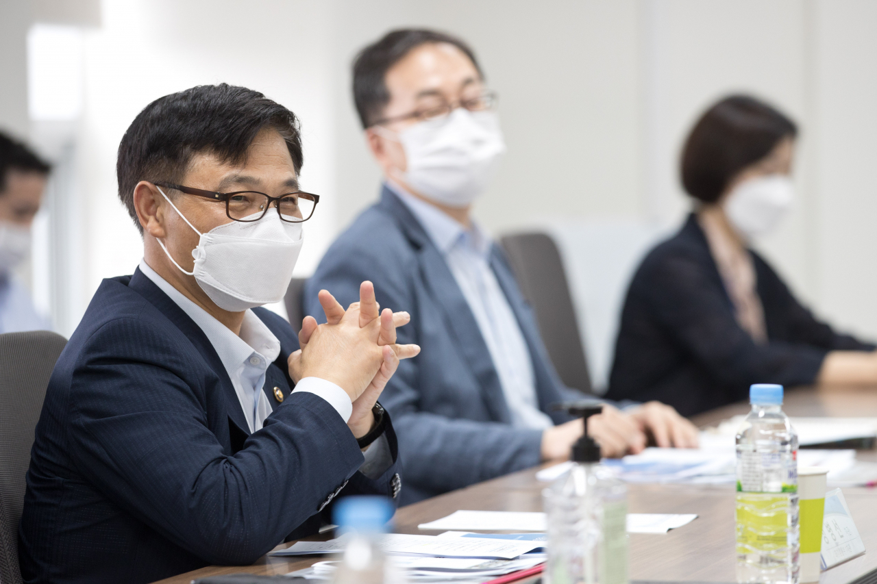 과학기술정보통신부가 17일 오후 세종특별자치시 세종파이낸스센터 과기정통부 중회의실에서 '원격교육 질 관리방안 모색을 위한 간담회' 를 개최했다. 정병선 과학기술정보통신부 제1차관이 인사말을 하고 있다.[과기정통부 제공]