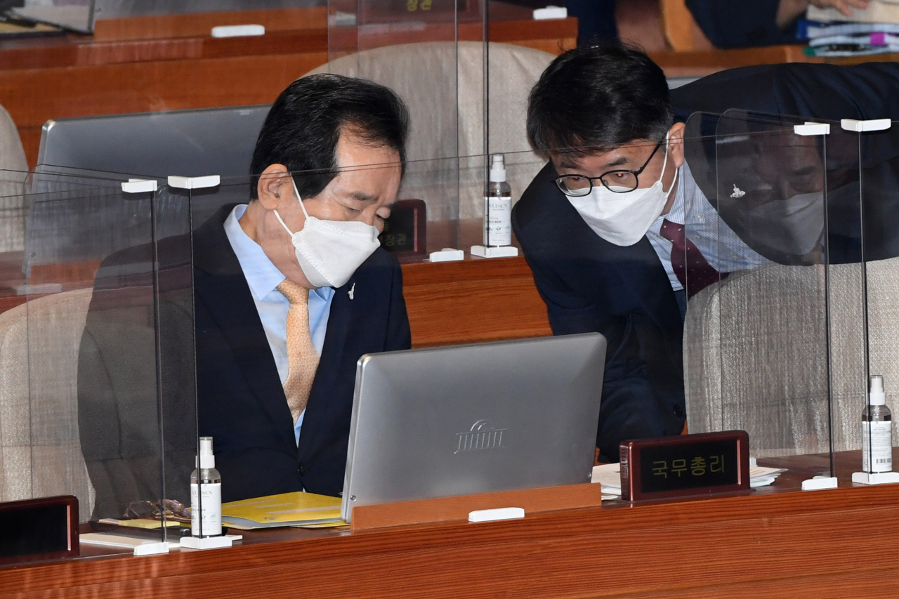 정세균 국무총리가 17일 서울 여의도 국회 본회의장에서 열린 대정부 질문에 출석해 관계자와 대화를 나누고 있다. [연합]