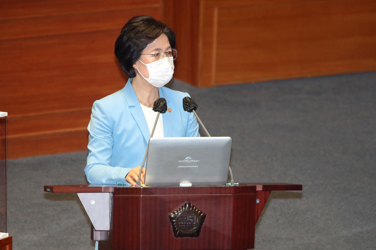 추미애 법무부 장관이 17일 오후 서울 여의도 국회에서 열린 본회의에서 더불어민주당 송기헌 의원의 대정부 질문에 답변하고 있다. [연합]