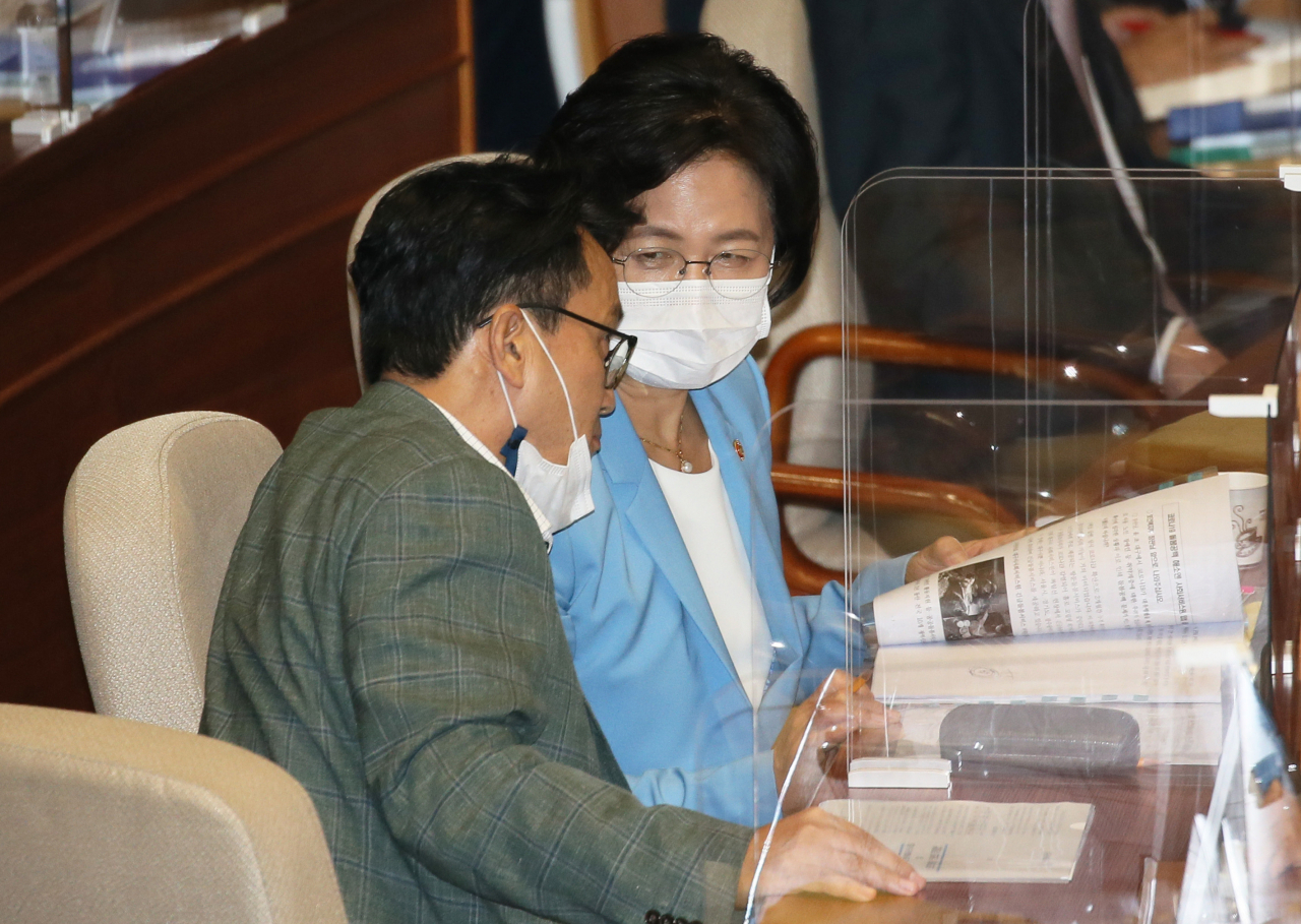 추미애 법무부 장관이 17일 오후 서울 여의도 국회 본회의장에서 열린 교육·사회·문화 분야 대정부 질문에 출석해 더불어민주당 안민석 의원과 대화하고 있다. [연합]