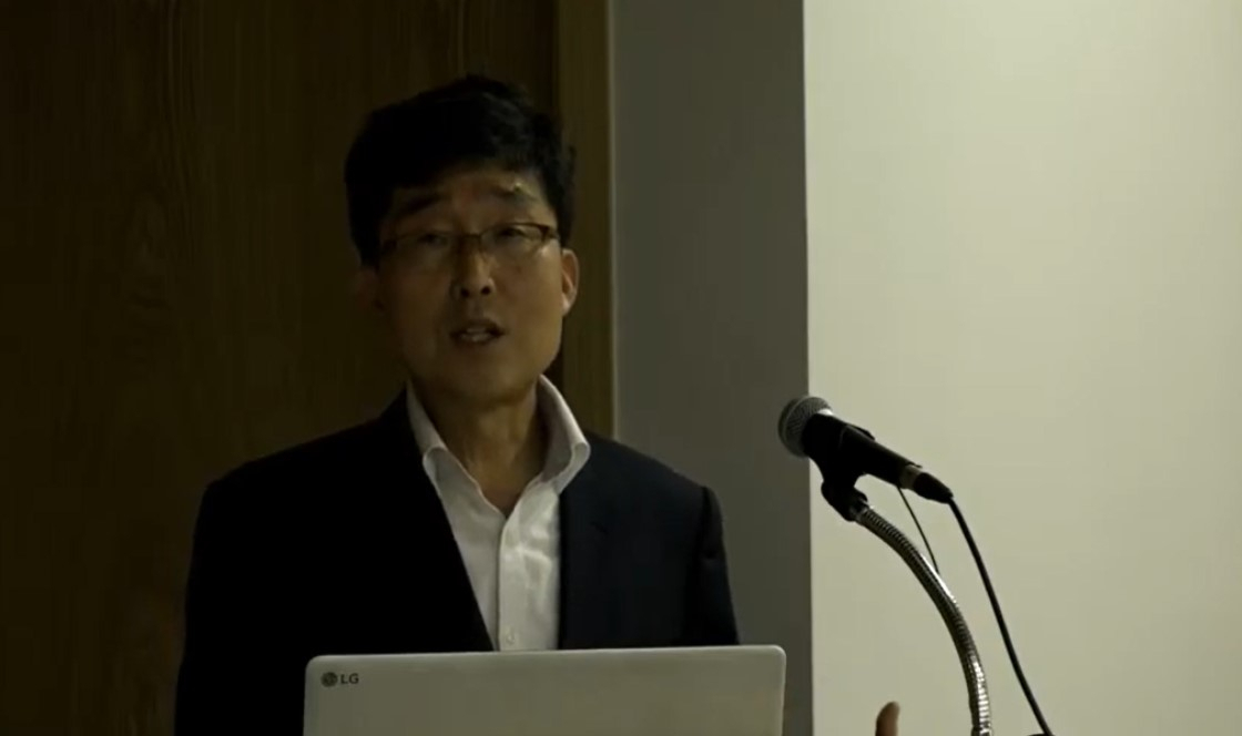 김헌수 교수가 17일 한국리스크관리학회의 전국민 고용안전망 시대의 보험산업 역할 세미나에서 주제발표를 하고 있다.