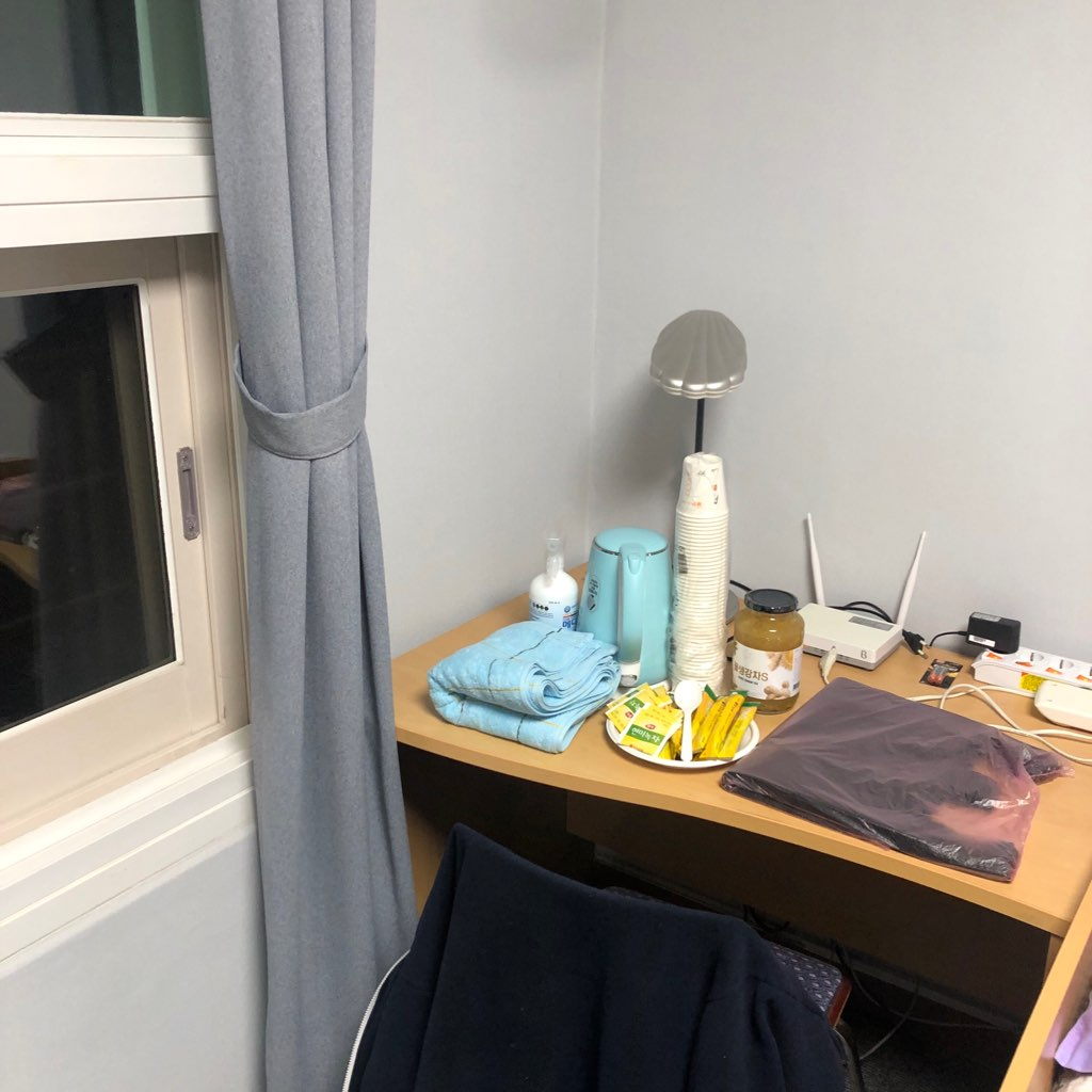 [사진설명=지난 5월 코로나19 확진판정을 받은 서모(23)씨가 촬영한 대구의 한 생활치료센터 내부 모습. 서씨는 우울감, 체력저하, 탈모 등의 후유증을 앓고 있다. 서씨 제공]