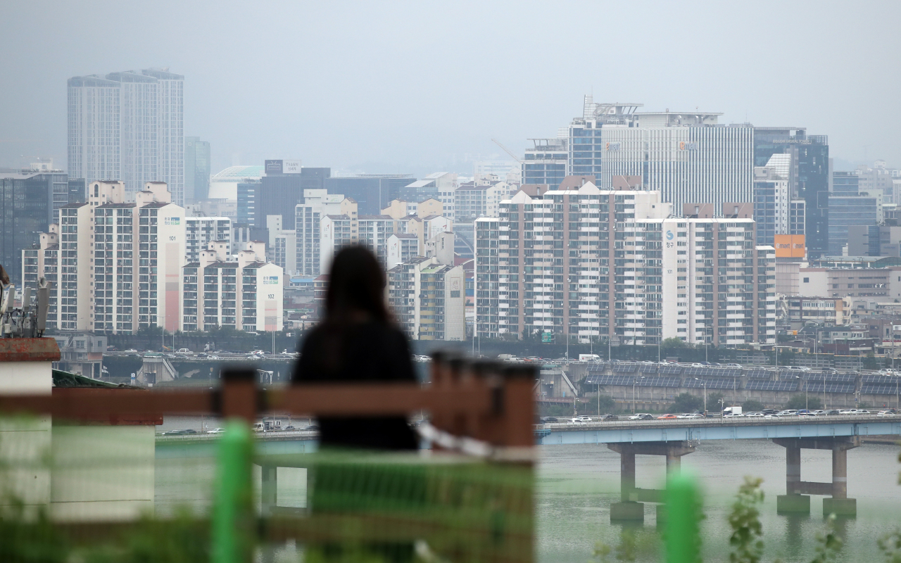 서울 아파트 전세수급이 5년래 가장 불안한 것으로 나타난 가운데, 임대차법 시행을 두고 집주인과 세입자간 눈치싸움이 곳곳에서 나오고 있다. [연합]