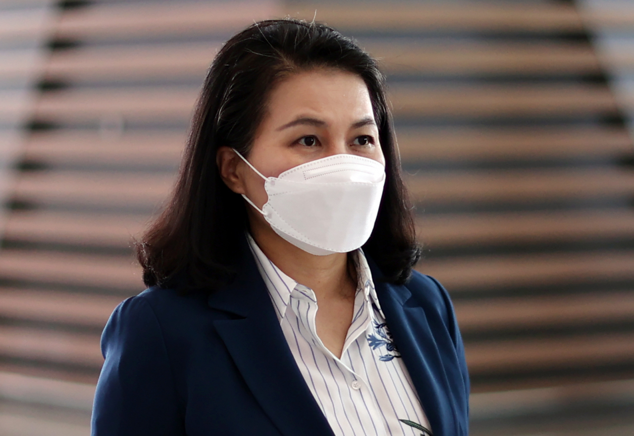 유명희 산업통상자원부 통상교섭본부장이 세계무역기구(WTO) 사무총장 선거 1라운드를 통과한 것으로 알려졌다. 사진은 유 본부장이 15일 영종도 인천국제공항 2터미널을 통해 미국 워싱턴 D.C로 출국하고 있는 모습. [연합]