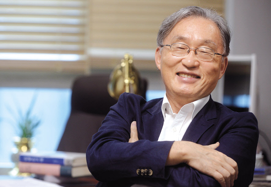 윤진수 서울대 법학전문대학원 명예교수는 62년간 민법에 명시된 ‘친권자의 징계권’ 조항 삭제를 추진한 민법학계의 대가다. 윤 교수는 헤럴드경제와 인터뷰에서 “징계권 조항이 남아 있으면 사람들이 ‘체벌할 수 있는 것 아니냐’고 생각할 수 있다는 지적이 있었고, 그럼 없애는 게 좋겠다고 의견이 모아졌다”고 개정 추진 배경을 설명했다. 이상섭 기자