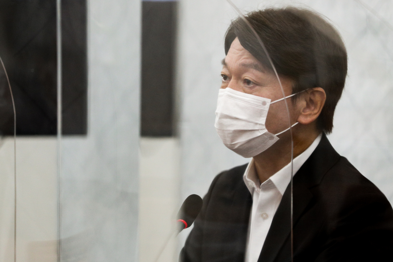 국민의당 안철수 대표가 17일 오전 서울 여의도 국회에서 열린 최고위원회의에서 발언하고 있다. [연합]