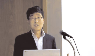김헌수 교수가 17일 한국리스크관리학회의 전국민 고용안전망 시대의 보험산업 역할 세미나에서 주제발표를 하고 있다.