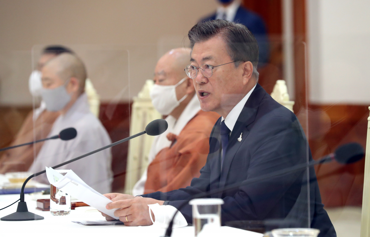 문재인 대통령이 18일 오전 청와대에서 한국 불교지도자 초청 간담회를 하고 있다. [연합]