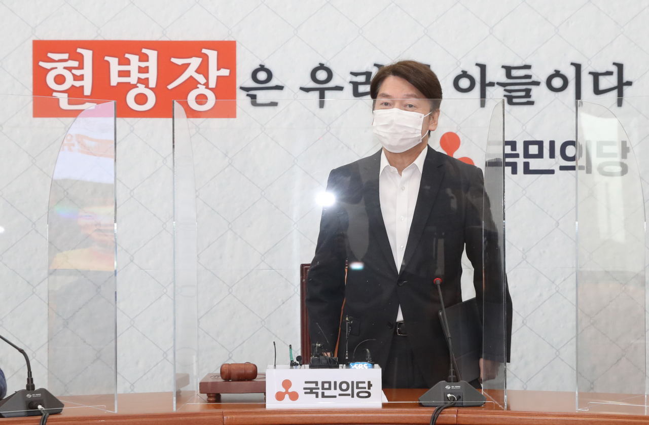 안철수 국민의당 대표가 17일 오전 서울 여의도 국회에서 열린 최고위원회의에 입장하고 있다. 국민의당은 이날 백드롭을 '현병장(당직사병)은 우리의 아들'이라는 문구로 교체했다. [연합]