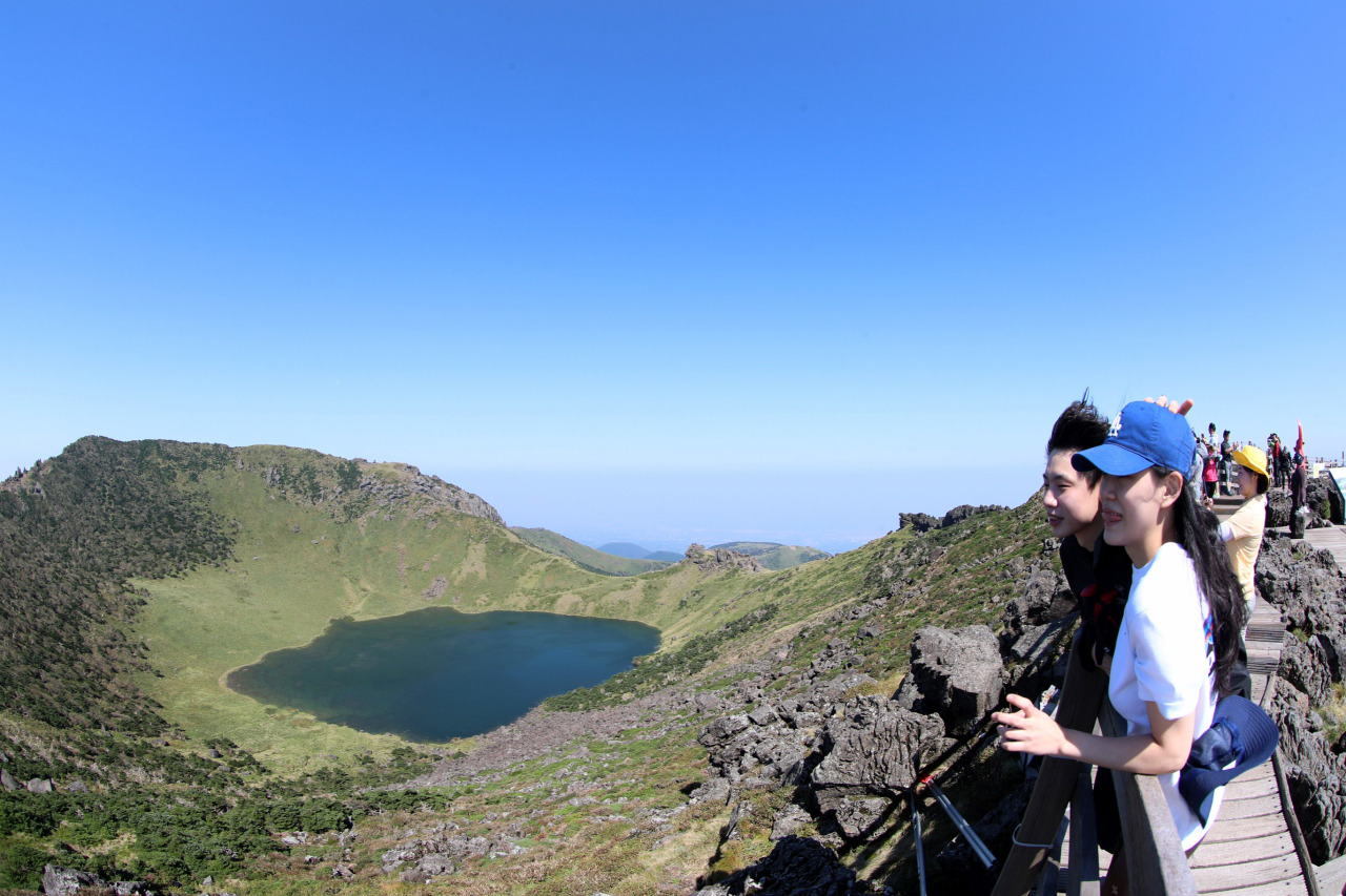 Tourists visit on Mt. Halla, Jeju, on a September weekend. (Yonhap)