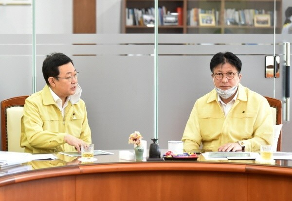 11일 도성훈 인천시교육감〈사진 오른쪽〉과 박남춘 인천시장이 인천e음으로 지급하기로 한 교육재난지원금의 현금과 현물 비율을 5대 5로 확정했다.